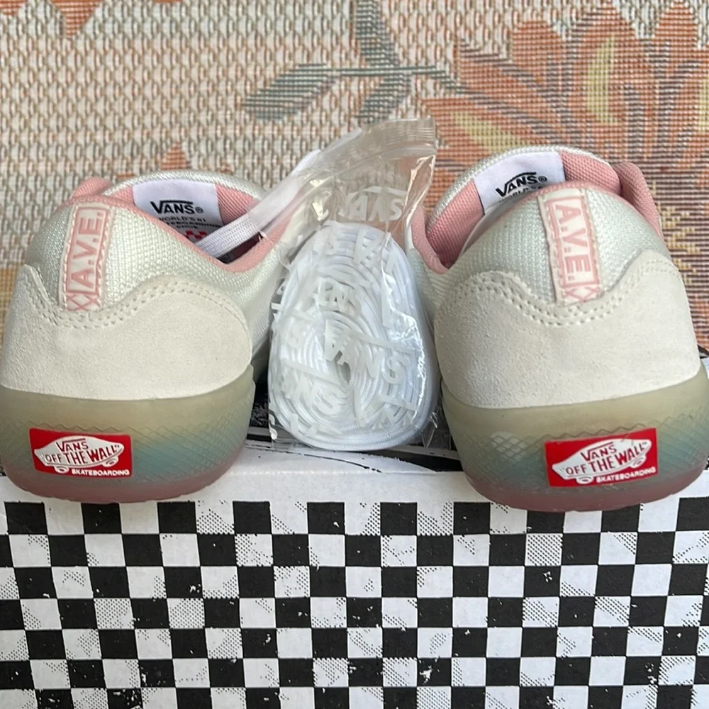 Vans WMNS Ave
White/Powder Pink
VN0A5JIB890
Sneakers - Picture 13 of 16